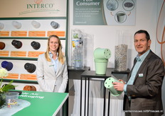 Bianca van Wingerden en Louis Voskamp van Interco. De pottenleverancier heeft iets unieks: men vermaalt het plastic huisafval en maakt daar weer nieuwe potten van